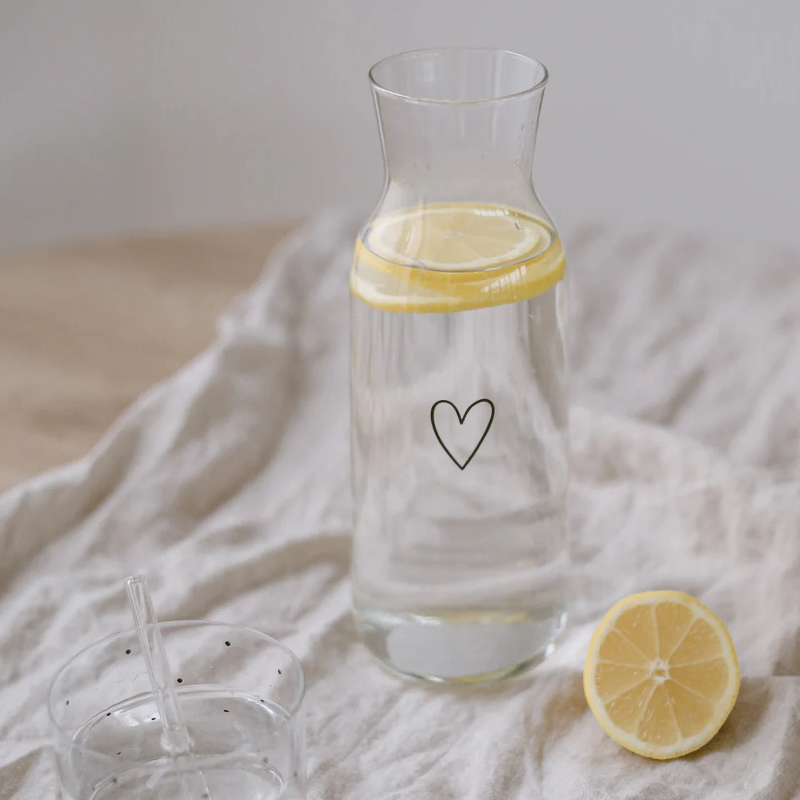 Caraffa in vetro trasparente con cuore nero, design scandinavo minimalista, ideale per servire acqua, succhi freschi o limonate fatte in casa, perfetta per l'arredamento casa moderno