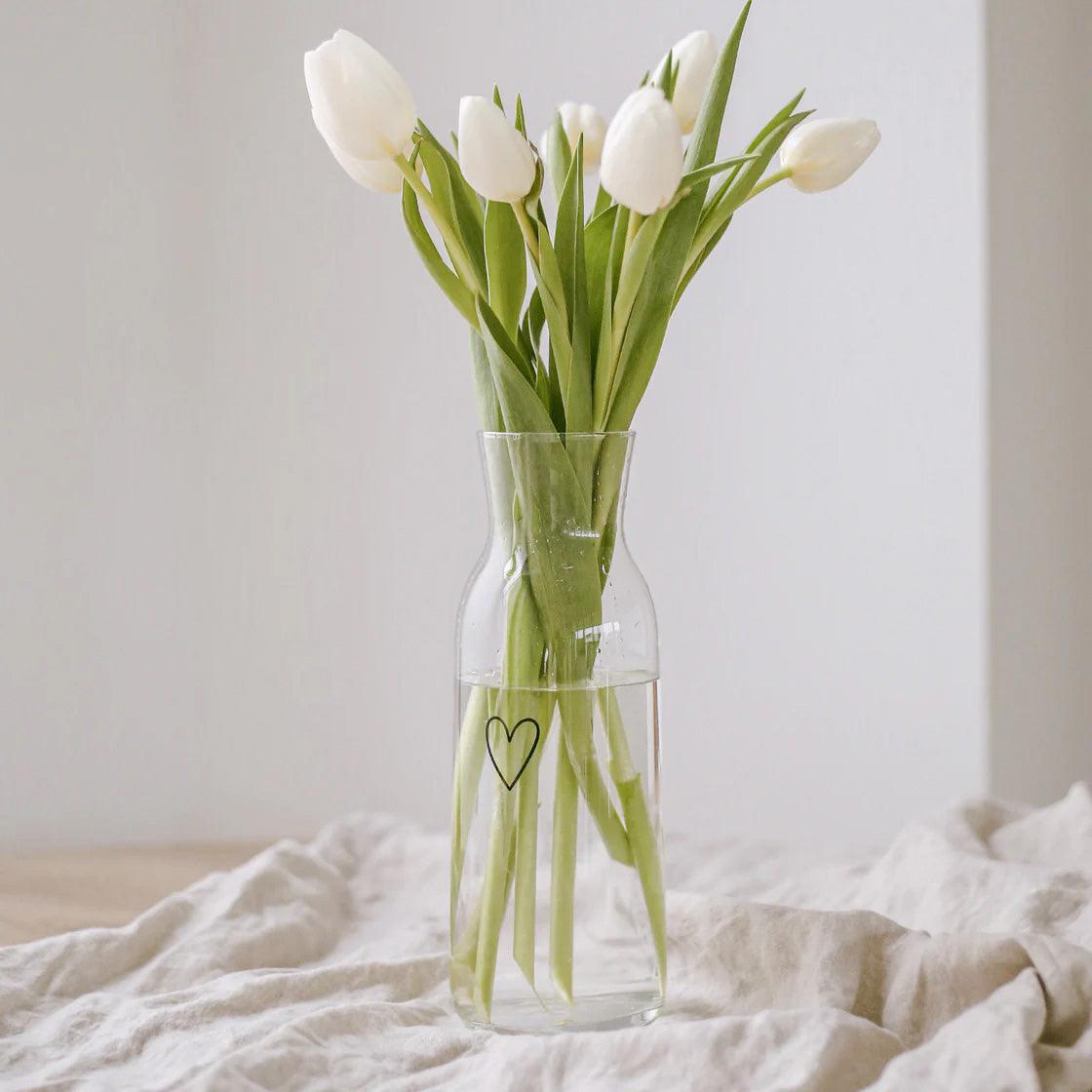 Caraffa in vetro trasparente con cuore nero, design scandinavo minimalista, ideale per servire acqua, succhi freschi o limonate fatte in casa, perfetta per l'arredamento casa moderno